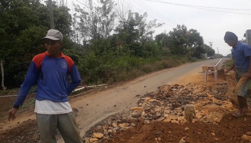 Pak Edy di lokasi proyek