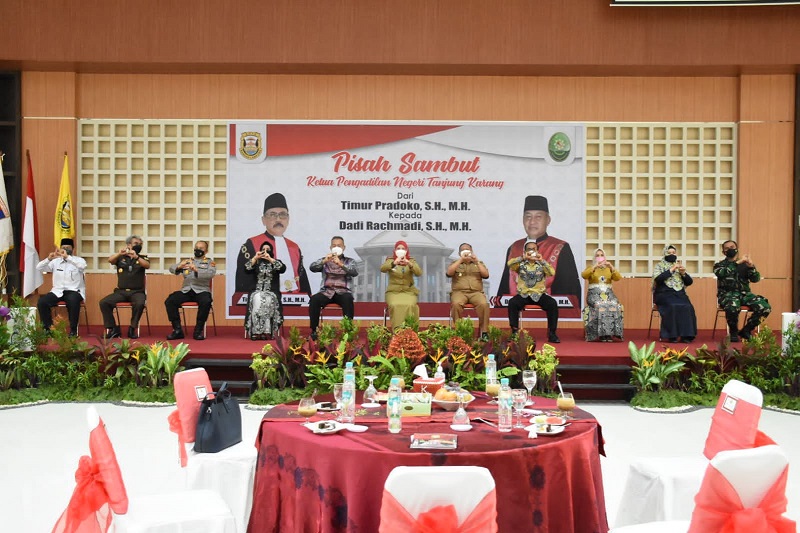 Walikota Bandarlampung Eva Dwiana menghadiri acara pisah sambut Kepala Pengadilan Negeri (PN) Tanjungkarang di Gedung Semergou, Pemkot Bandar Lampung, Selasa, (19/10/2021). Pada acara itu, Bunda Eva dan Dadi Rachmadi sepakat berkolaborasi.