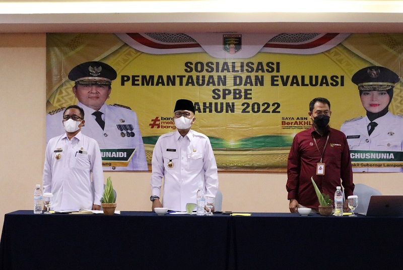 Plh. Sekretaris Daerah Provinsi Lampung Fredy saat membuka Sosialisasi Pemantauan dan Evaluasi Sistem Pemerintahan Berbasis Elektronik (SPBE) Tahun 2022 di Edelweis Meeting Room, Hotel Golden Tulip Springhill, Rabu (22/6/2022).