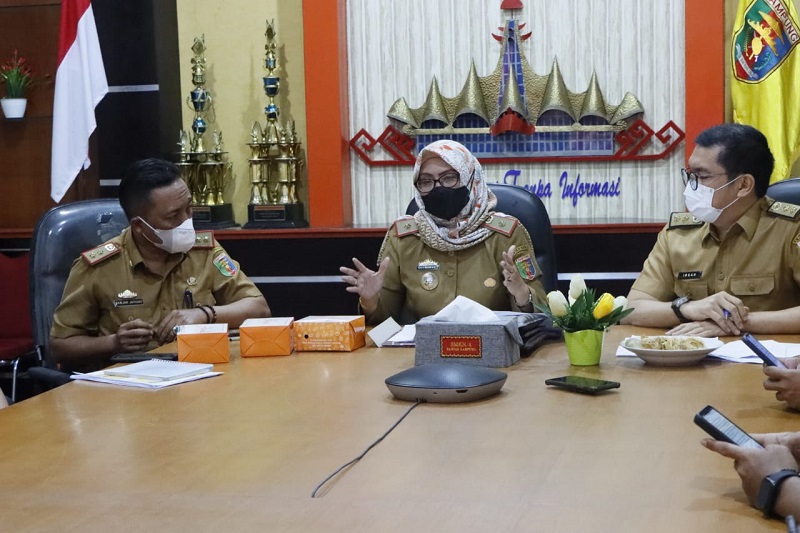 Dalam keterangannya, Lili Mawarti menyatakan bahwa sesuai dengan surat edaran Gubernur Lampung nomor 045.2/1655/V.23/2022 tentang penanggulangan penyakit mulut dan kuku di Provinsi Lampung, Dinas Peternakan dan Kesehatan Hewan Provinsi Lampung bersama dengan Dinas Peternakan Kabupaten / Kota dan pihak terkait lainnya telah mengambil langkah-langkah pencegahan dan penanganan PMK di Provinsi Lampung.