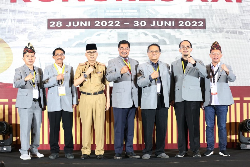 Hadir dalam Kongres I XXI Ketua Umum IAI Apt. Falah Eddy Pariang, Ketua Dewan Pengawas Prof. Dr. Gemini Alam, Ka. Majelis Etik & Disiplin Apoteker Apt. Djoharsyah, Sekjen IAI Apt. Nofendri Roestam, dan Ketua Pengurus IAI Provinsi Lampung apt. Ardiyansyah, S.Si., M.H..