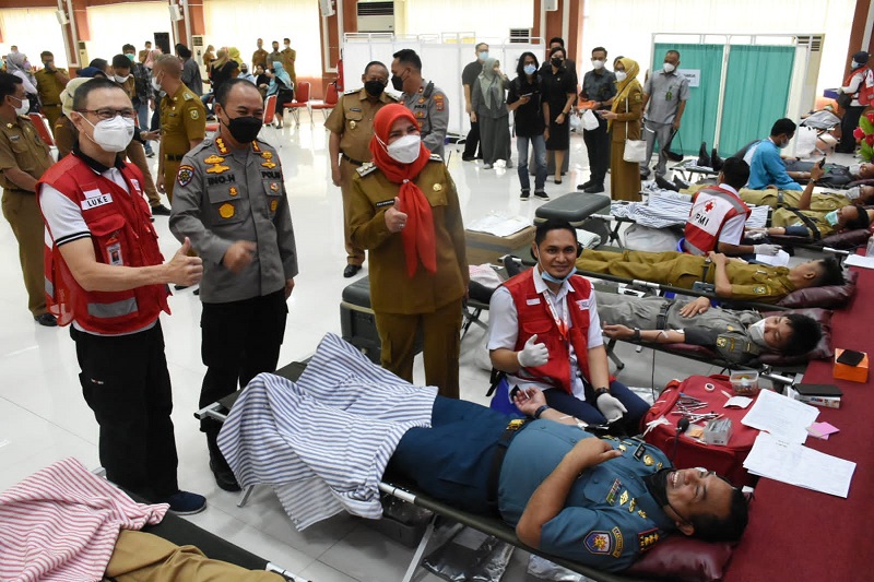 Bunda Eva Kasih Kode Jempol sebagai tanda donor darah sukses