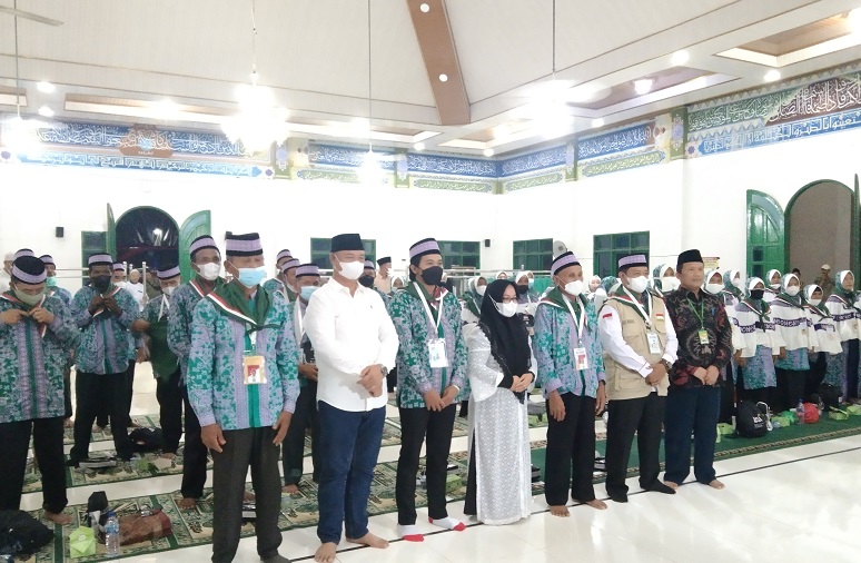 Keberangkatan CJH dilepas Sekdakab Mesuji Syamsudin dan sejumlah pejabat dinas terkait di Masjid Al-Muhajirin, Desa Simpang Pematang, Sabtu (18/06/2022).