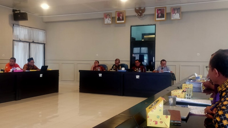 Dinas Sosial Provinsi Lampung bersama Dinas Sosial Kabupaten Lampung Timur, Universitas Islam Negeri (UIN) Raden Intan, dan Tim Peneliti, Pengkaji Gelar Daerah (TP2GD) Lampung, menggelar rapat membahas tentang pengusulan gelar pahlawan nasional KH. Ahmad Hanafiah. Rapat berlangsung di Aula Dinas Sosial Provinsi Lampung, Jumat (24/6/2022).