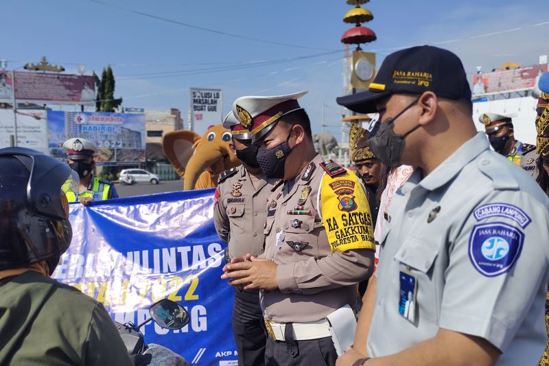 Kasatlantas Polresta Bandar Lampung AKP M.Rohmawan, saat memberikan pertanyaan dan pengertian terkait tertib lalu lintas kepada pengendara dalam giat Operasi Patuh Krakatau. Bandarlampung, Sabtu (18/6/2022). (ANTARA/Dian Hadiyatna)
