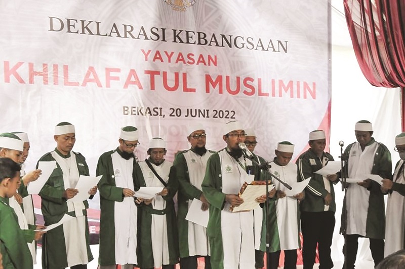 Jamaah organisasi Khilafatul Muslimin (KM) di Kota Bandar Lampung menyerahkan identitas dan atribut KM kepada Polresta Bandar Lampung, Kamis (23/6/2022). Mereka menyatakan kembali kepada Pancasila dan Negara Kesatuan Republik Indonesia (NKRI).
