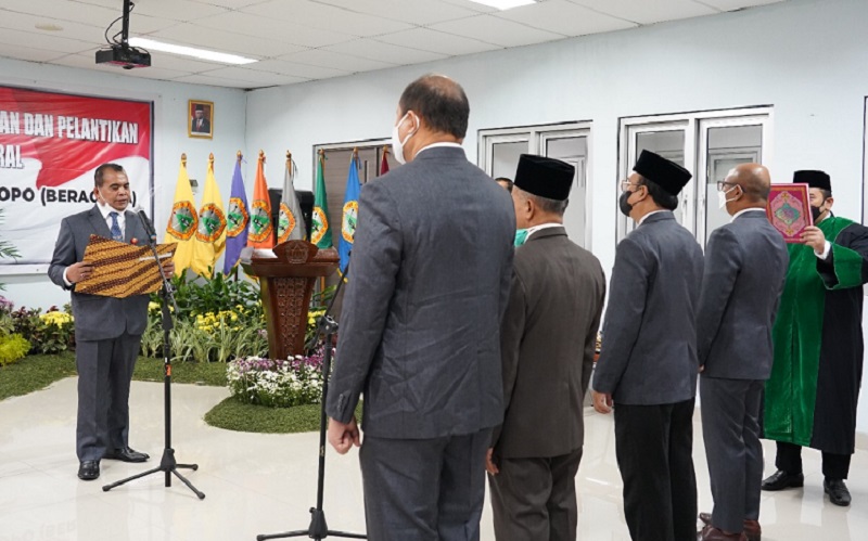 Rektor UPDM (B), Prof. Dr. H. Paiman Raharjo, M.M., M.Si. memaparkan bila penyegaran di struktur universitas dengan melantik 22 pejabat struktural baru ini merupakan langkah untuk mengakselerasi untuk mewujudkan Universitas Moestopo sebagai kampus berkelas dunia.